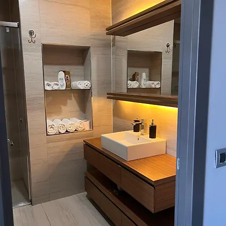 Luxury Istanbul: Dual-pool With Fitness *