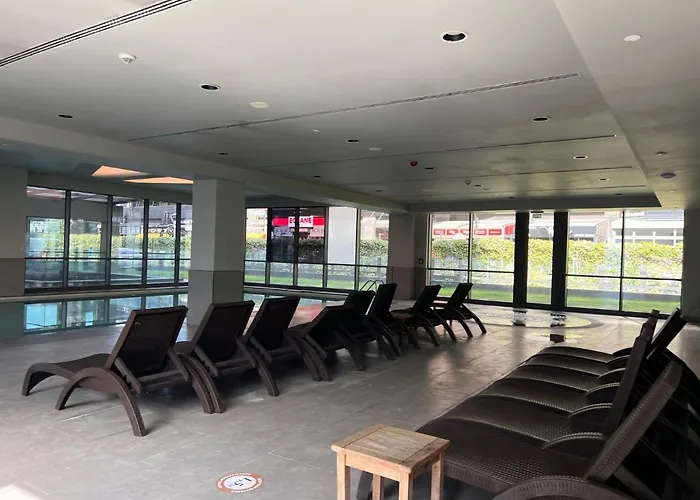 Secure Eclectic 1brs In Luxury W 2 Pools Gym Sauna Basketball Court Meeting Free Parking Concierge Close To Expo Center Hotel