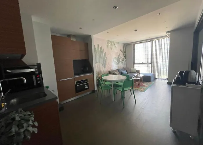 Secure Eclectic 1brs In Luxury W 2 Pools Gym Sauna Basketball Court Meeting Free Parking Concierge Close To Expo Center Hotel