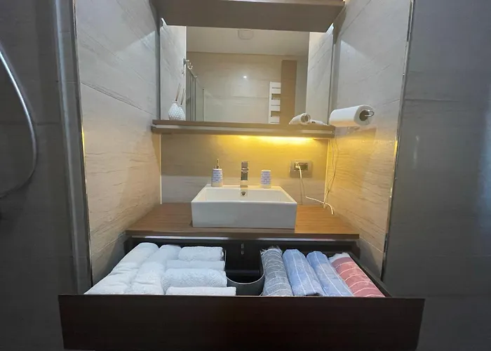 Secure Eclectic 1brs In Luxury W 2 Pools Gym Sauna Basketball Court Meeting Free Parking Concierge Close To Expo Center Hotel